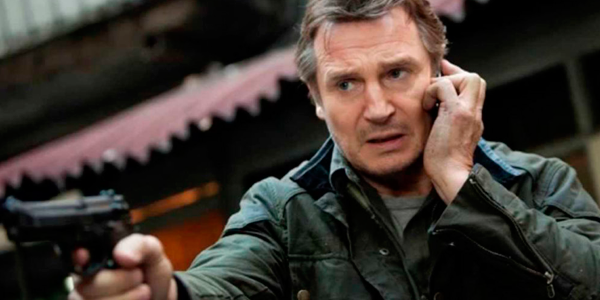 Liam Neeson como personagem principal do filme Busca Implacável