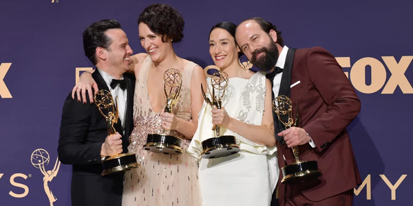 Atores de Fleabag segurando a estatueta do Emmy por ter ganhado como melhor série de comédia 