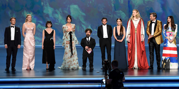 O elenco de Game of Thrones recebendo uma pequena homenagem sobre a ultima temporada da série que foi ao ar no primeiro semestre de 2019. 