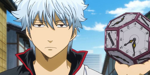 Anime Gintama 2015, na imagem, o protagonista Sakata Gintoki segurando um relógio do tempo