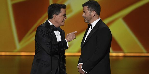 Stephen Colbert e Jimmy Kimmel no palco do Emmy