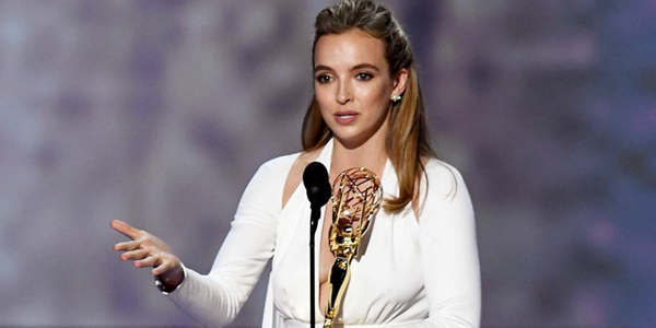 Jodie Comer recebendo o emmy por melhor atriz de série dramática por killing eve