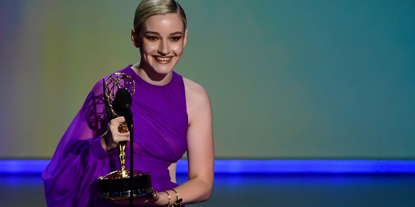 Julia Garner de Ozark segurando a estatueta do Emmy no palco