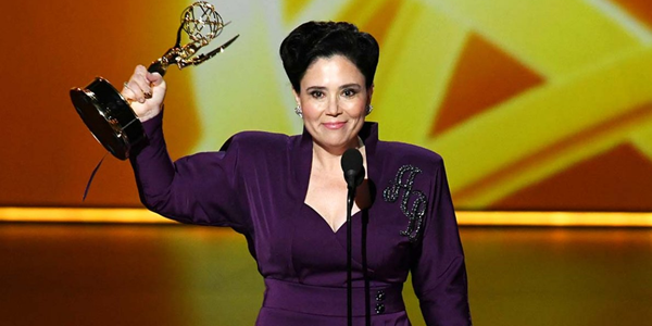 Alex Borstein, atriz convidada para Marvelous Mrs Maisel, no palco do Emmy segurando a estatueta 