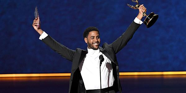 Jharrel Jerome, ator de olhos que condenam da netflix, levantando sua estatueta do Emmy após o discurso