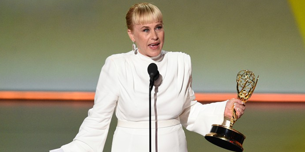 Patricia Arquette, fazendo seu discurso e segurando a estatueta do Emmy