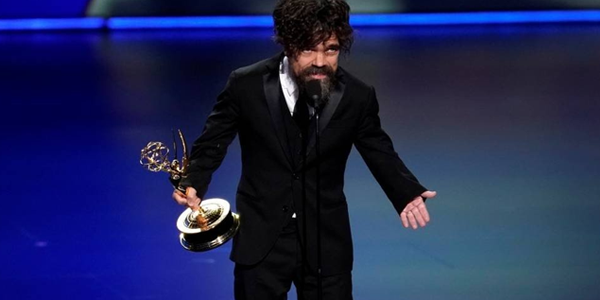 Peter Dinklage ganhando como melhor ator coadjuvante de série dramática, fazendo o discurso, segurando a estatueta do Emmy