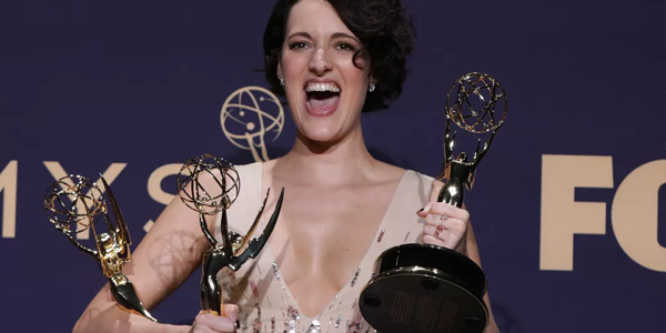 Phoebe Waller-Bridge, protagonista de Fleabag e roteirista, segurando suas estatuetas (3) que ganhou na premiação do Emmy