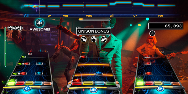 Screenshot da tela do jogo Rock Band mostrando vários instrumentos diferentes sendo utilizados pelos jogadores