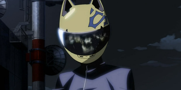 Personagem Celty que usa um capacete amarelo já que não tem cabeça