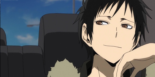 Personagem Izaya em um carro