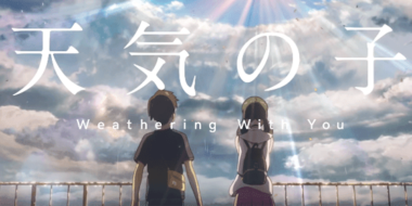 Um dos posters do filme Tenki no Ko de Makoto Shinkai. Na imagem os protagonistas olhando para o céu, que está nublado e chuvoso e com alguns pontos com raios de sol