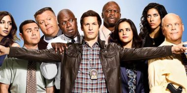 Elenco principal da série Brooklyn Nine Nine, da esquerda pra direita: Chelsea Peretti, Joe Lo Truglio, Joel McKinnon Miller, Andre Braugher, Andy Samberg, Terry Crews, Melissa Fumero, Stephanie Beatriz e Dirk Blocker