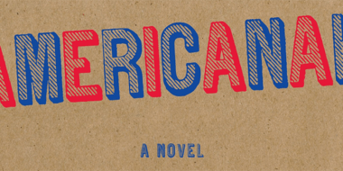 Escrito a palavra Americanah com fonte diferente e letras alternado a cor, entre vermelho e azul. Tom bege ao fundo.