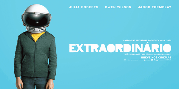 Cartaz do filme Extraordinário. O ator que o interpreta está usando um capacete de astronauto e um casaco verde, com blusa amarela e bermuda jeans. No cartaz, ele está em pé, parado, olhando para a frente, com os dois braços descansando na lateral. Ao lado esquerdo dele, o nome do flme, Extraordinário, aparece em letras grandes e brancas. Acima do título do filme, os nomes dos atores principais, Julia Roberts, Owen Wilson e Jacob Tremblay.