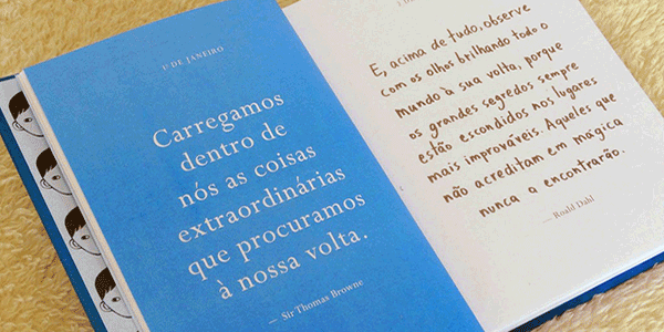 Parte interna do livro 365 dias extraordinários, que traz várias frases do livro principal e também de alguns leitores e escritores famosos. Mensagens de amor, respeito, superação. Frases em questão: Frase 1: Carregamos dentro de nós as coisas extraordinárias que procuramos à nossa volta. Frase 2: E, acima de tudo, observe com os olhos brilhando todo o mundo à sua volta, porque os grandes segredos sempre estão escondidos nos lugares mais improváveis. Aqueles que não acreditam em mágica nunca a encontrarão.