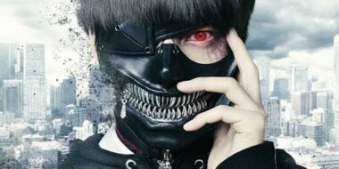 Ken Kaneki com o olho de ghoul vermelho. Olhando para a frente e usando uma máscara preta que tampa quase o rosto todo. No fundo, há vários prédios. Foco na cabeça dele apenas, que está se desfazendo com o vento.